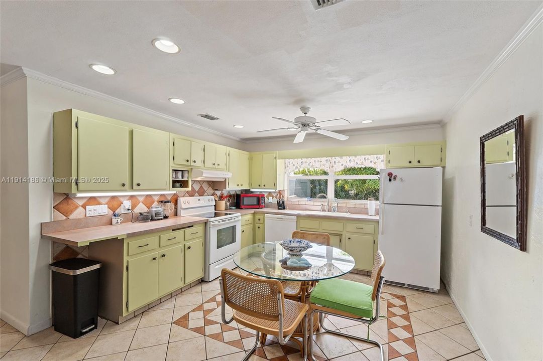 Active With Contract: $325,000 (2 beds, 1 baths, 1438 Square Feet)