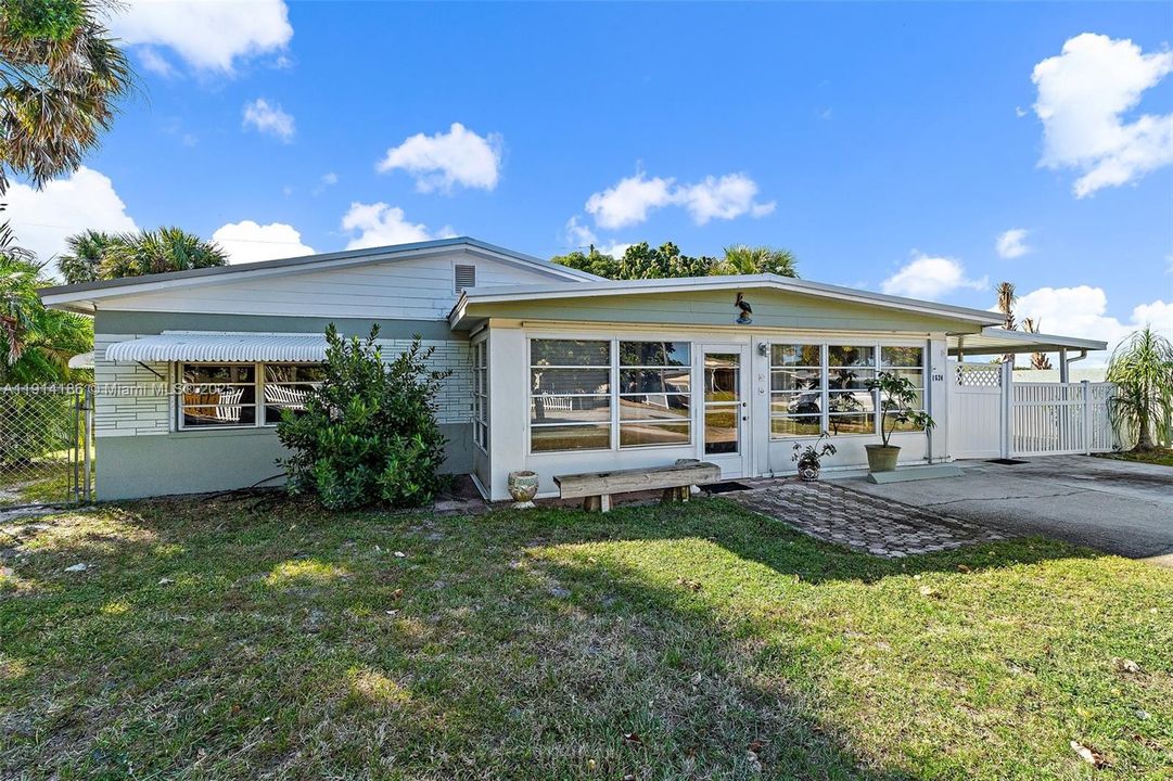 Active With Contract: $325,000 (2 beds, 1 baths, 1438 Square Feet)