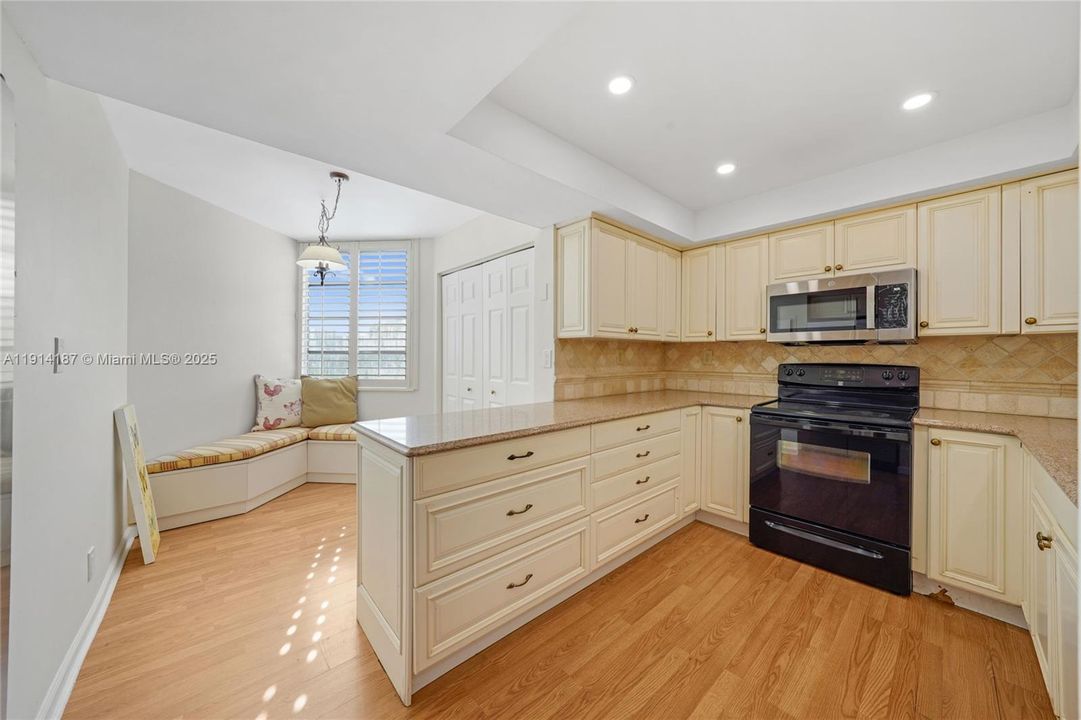 Active With Contract: $2,550 (3 beds, 2 baths, 1155 Square Feet)