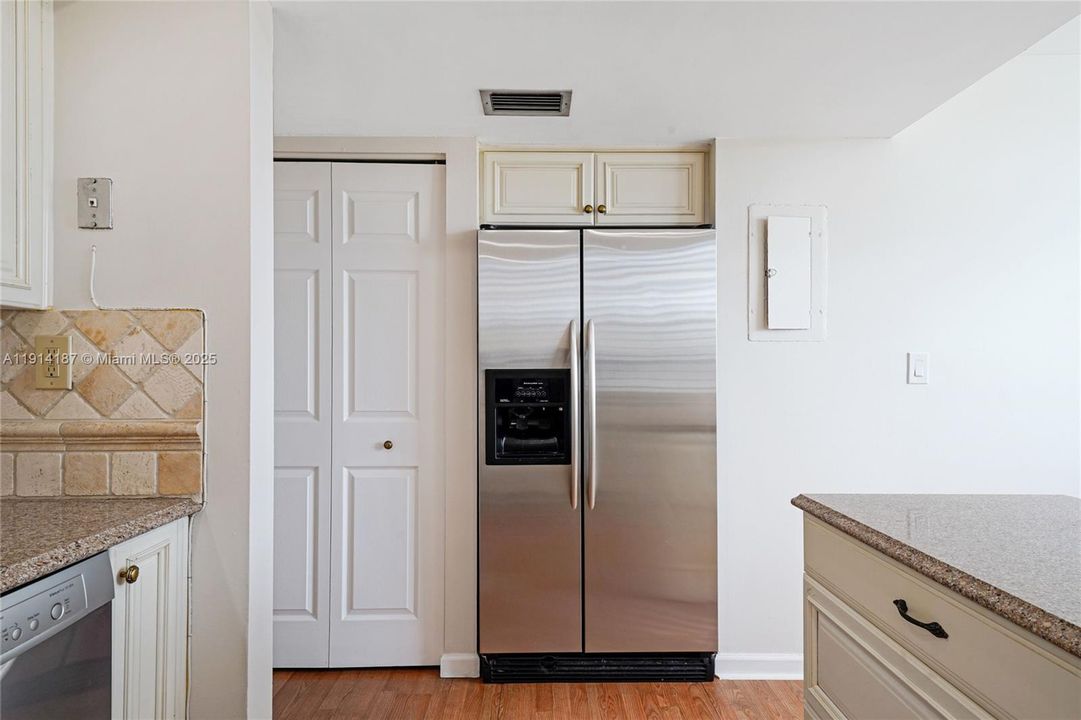 Active With Contract: $2,550 (3 beds, 2 baths, 1155 Square Feet)