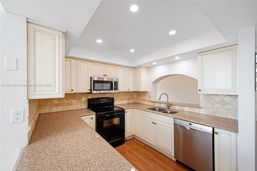 Active With Contract: $2,550 (3 beds, 2 baths, 1155 Square Feet)
