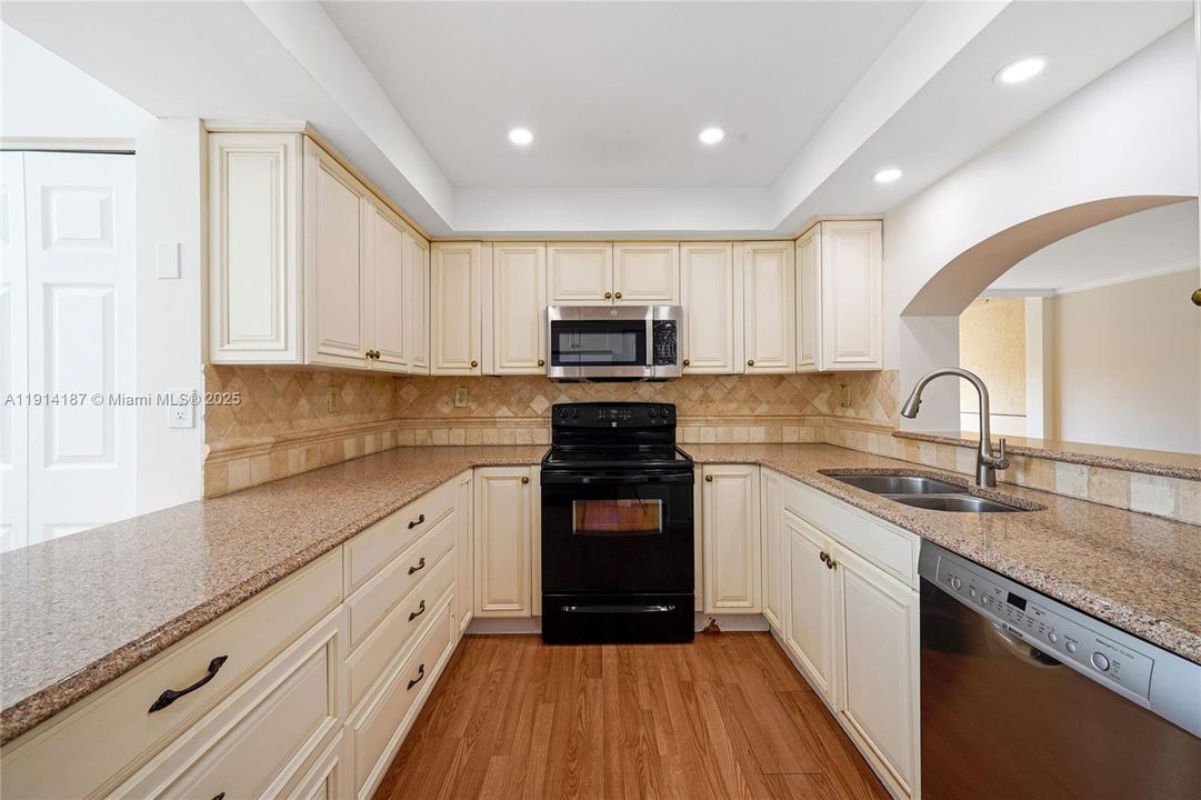 Active With Contract: $2,550 (3 beds, 2 baths, 1155 Square Feet)