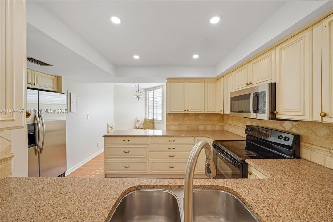 Active With Contract: $2,550 (3 beds, 2 baths, 1155 Square Feet)