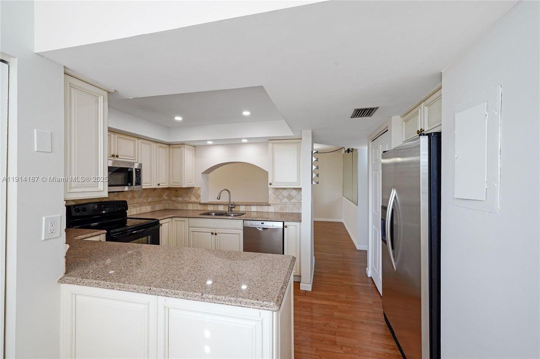 Active With Contract: $2,550 (3 beds, 2 baths, 1155 Square Feet)