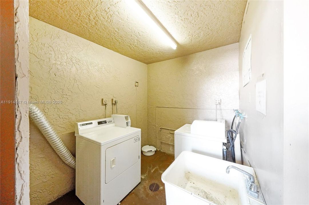 Active With Contract: $2,550 (3 beds, 2 baths, 1155 Square Feet)