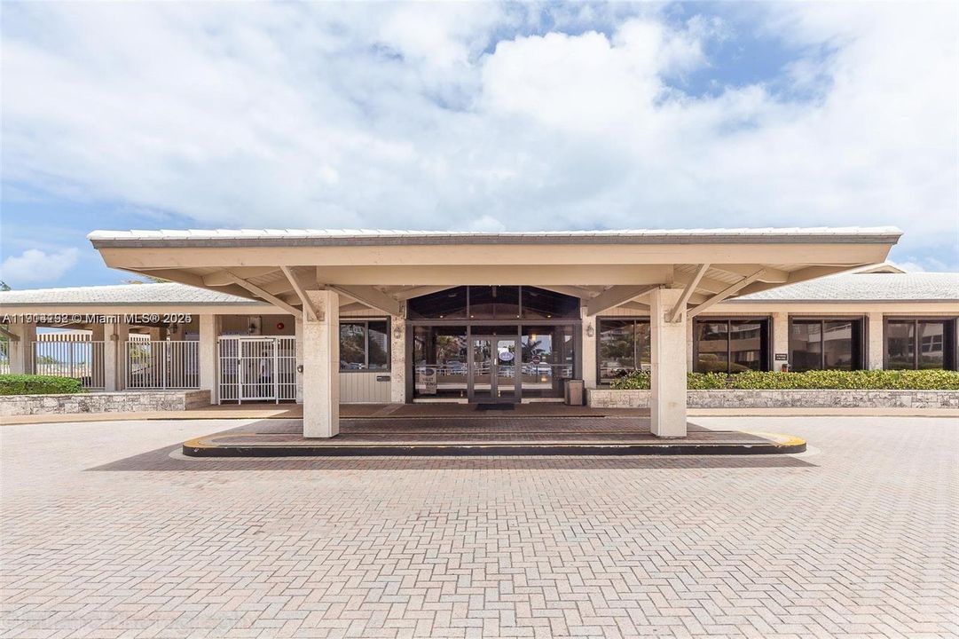 For Rent: $2,600 (1 beds, 1 baths, 798 Square Feet)