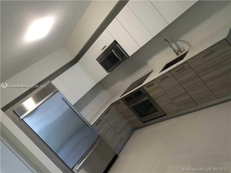 Recently Sold: $570,000 (1 beds, 1 baths, 696 Square Feet)