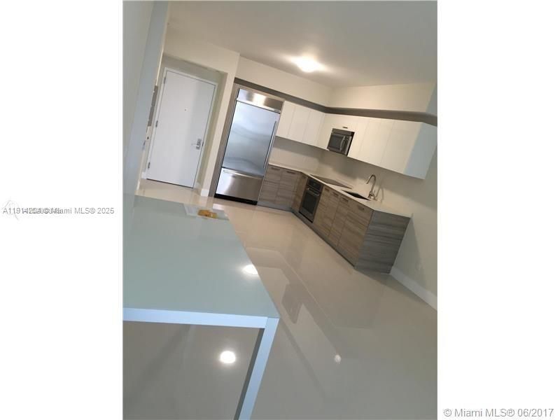Recently Sold: $570,000 (1 beds, 1 baths, 696 Square Feet)