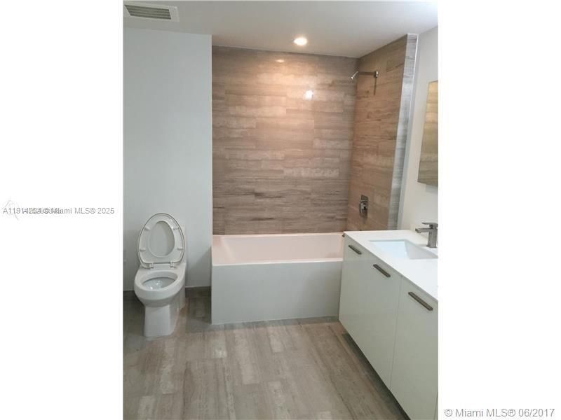 Recently Sold: $570,000 (1 beds, 1 baths, 696 Square Feet)