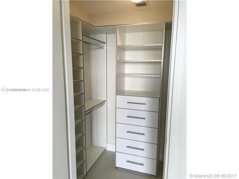 Recently Sold: $570,000 (1 beds, 1 baths, 696 Square Feet)