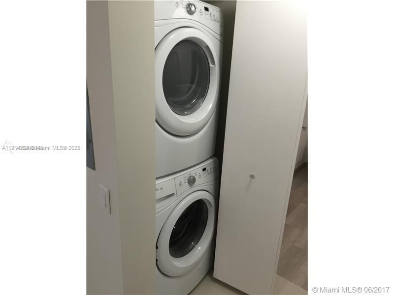 Recently Sold: $570,000 (1 beds, 1 baths, 696 Square Feet)