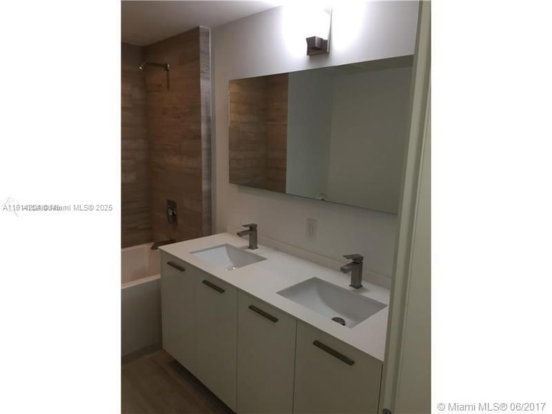 Recently Sold: $570,000 (1 beds, 1 baths, 696 Square Feet)