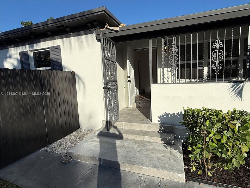 Recently Rented: $2,050 (2 beds, 1 baths, 745 Square Feet)