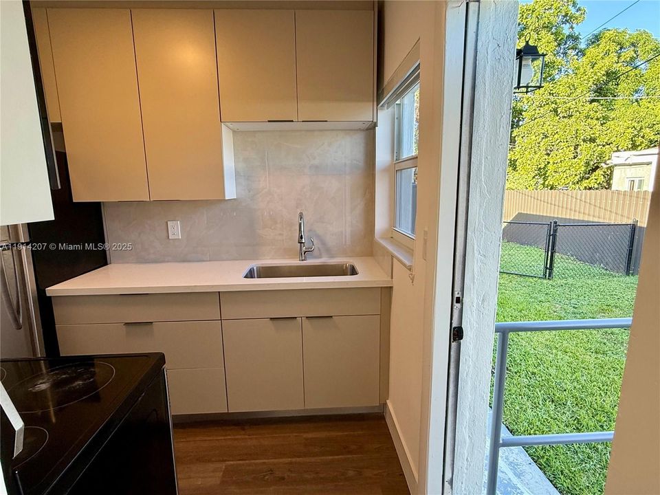 Recently Rented: $2,050 (2 beds, 1 baths, 745 Square Feet)