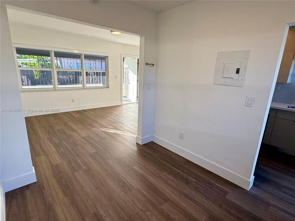 Recently Rented: $2,050 (2 beds, 1 baths, 745 Square Feet)