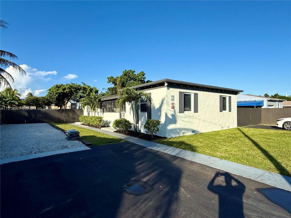 Recently Rented: $2,050 (2 beds, 1 baths, 745 Square Feet)