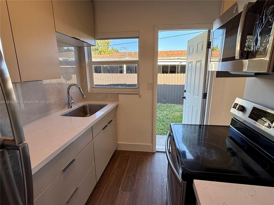 Recently Rented: $2,050 (2 beds, 1 baths, 745 Square Feet)