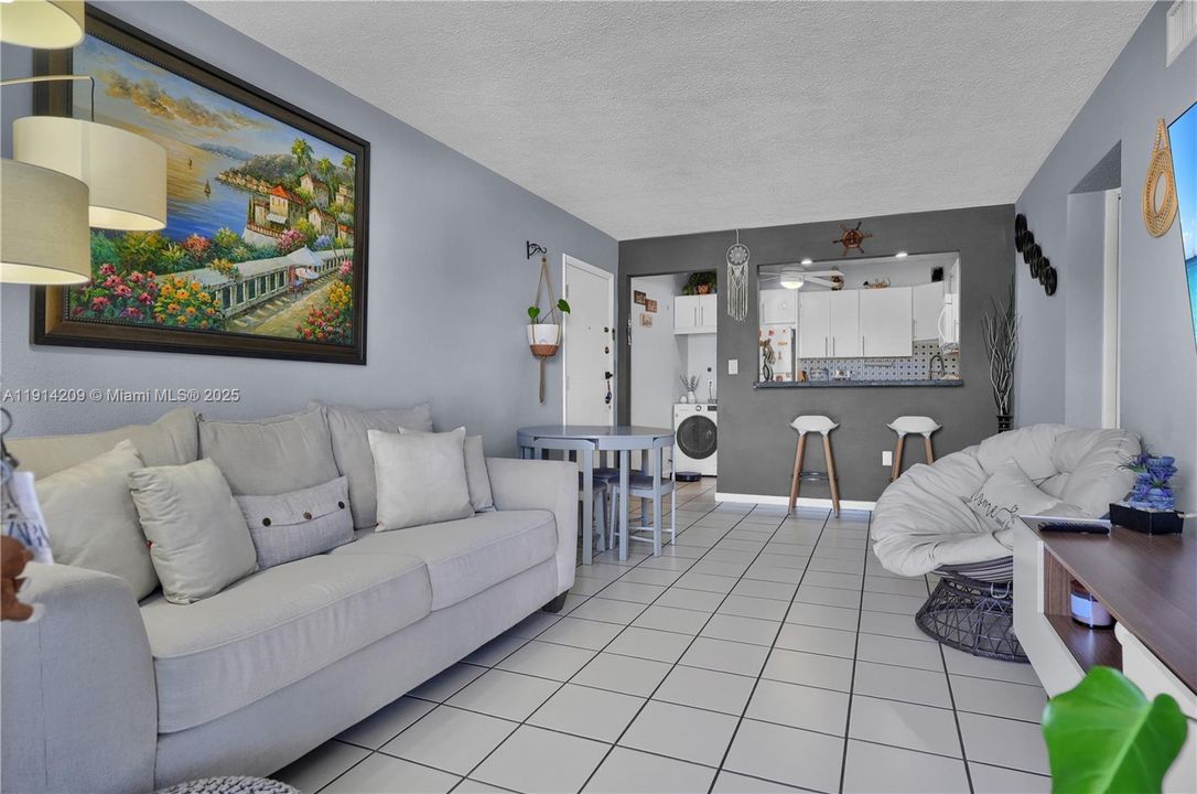 For Sale: $275,000 (2 beds, 1 baths, 680 Square Feet)