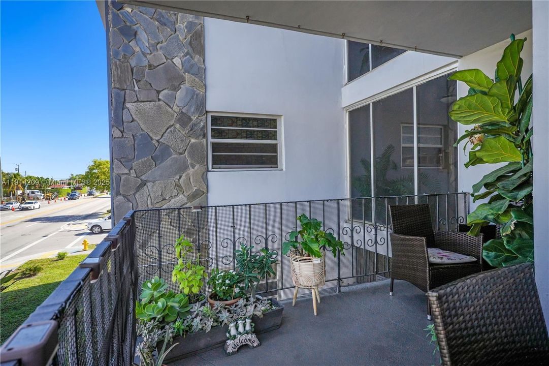 For Sale: $275,000 (2 beds, 1 baths, 680 Square Feet)