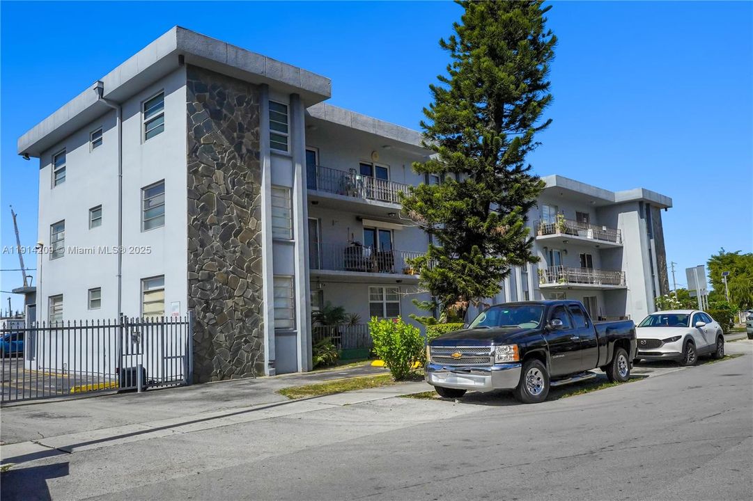 For Sale: $275,000 (2 beds, 1 baths, 680 Square Feet)