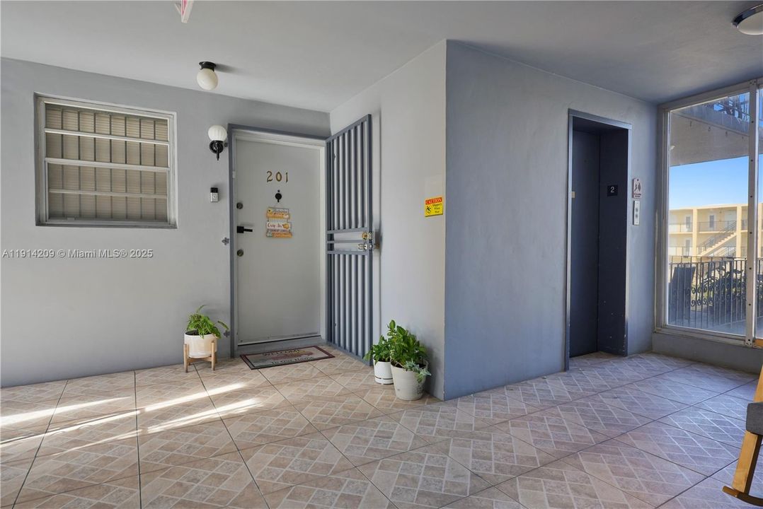 For Sale: $275,000 (2 beds, 1 baths, 680 Square Feet)