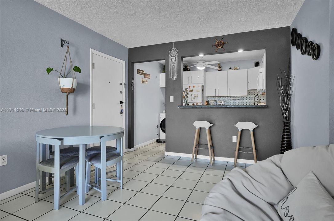 For Sale: $275,000 (2 beds, 1 baths, 680 Square Feet)