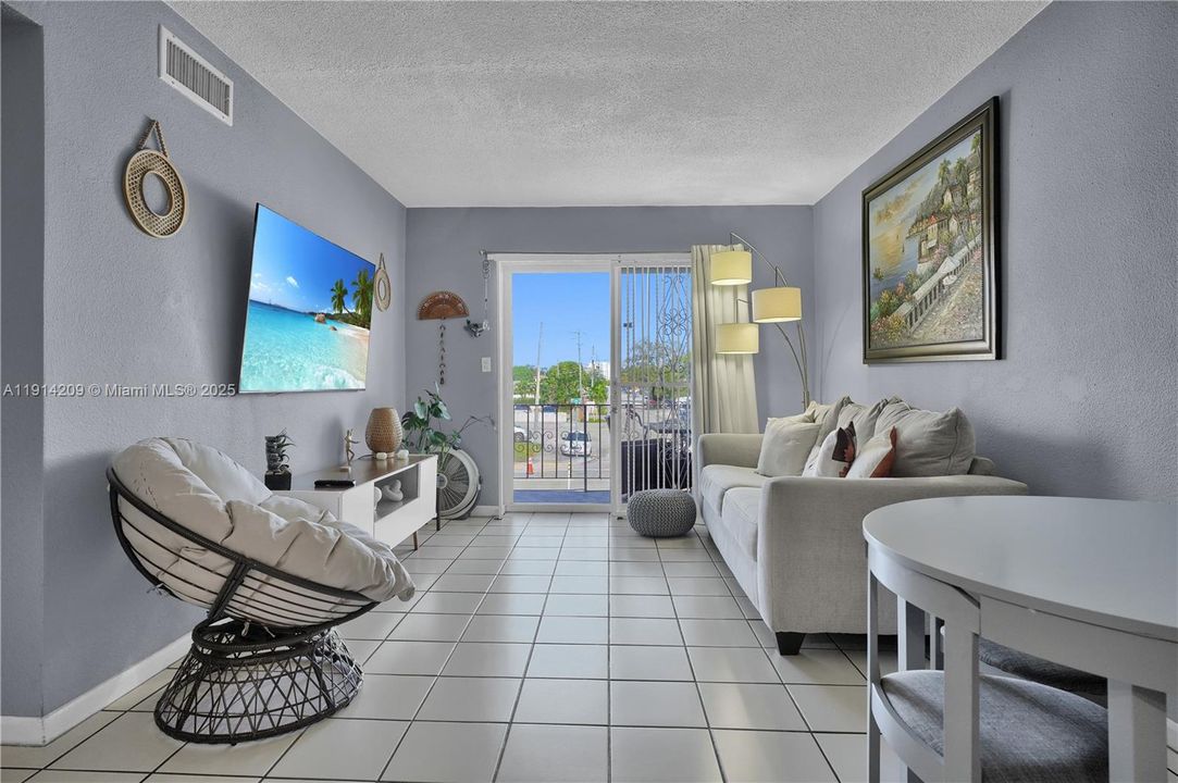 For Sale: $275,000 (2 beds, 1 baths, 680 Square Feet)