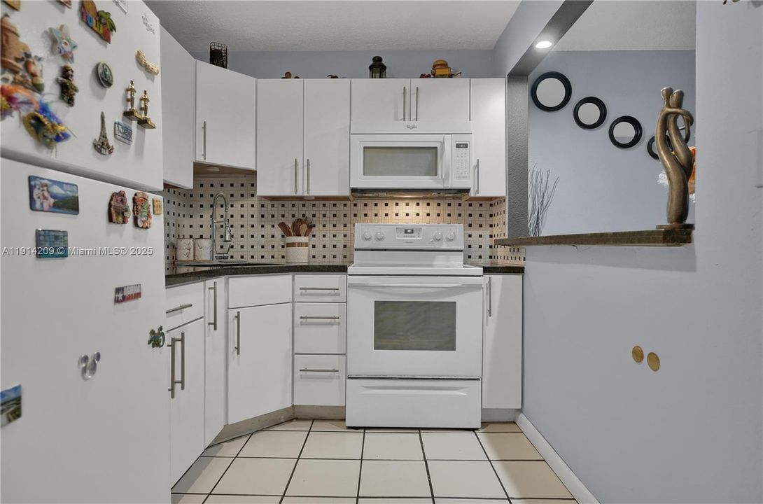 For Sale: $275,000 (2 beds, 1 baths, 680 Square Feet)