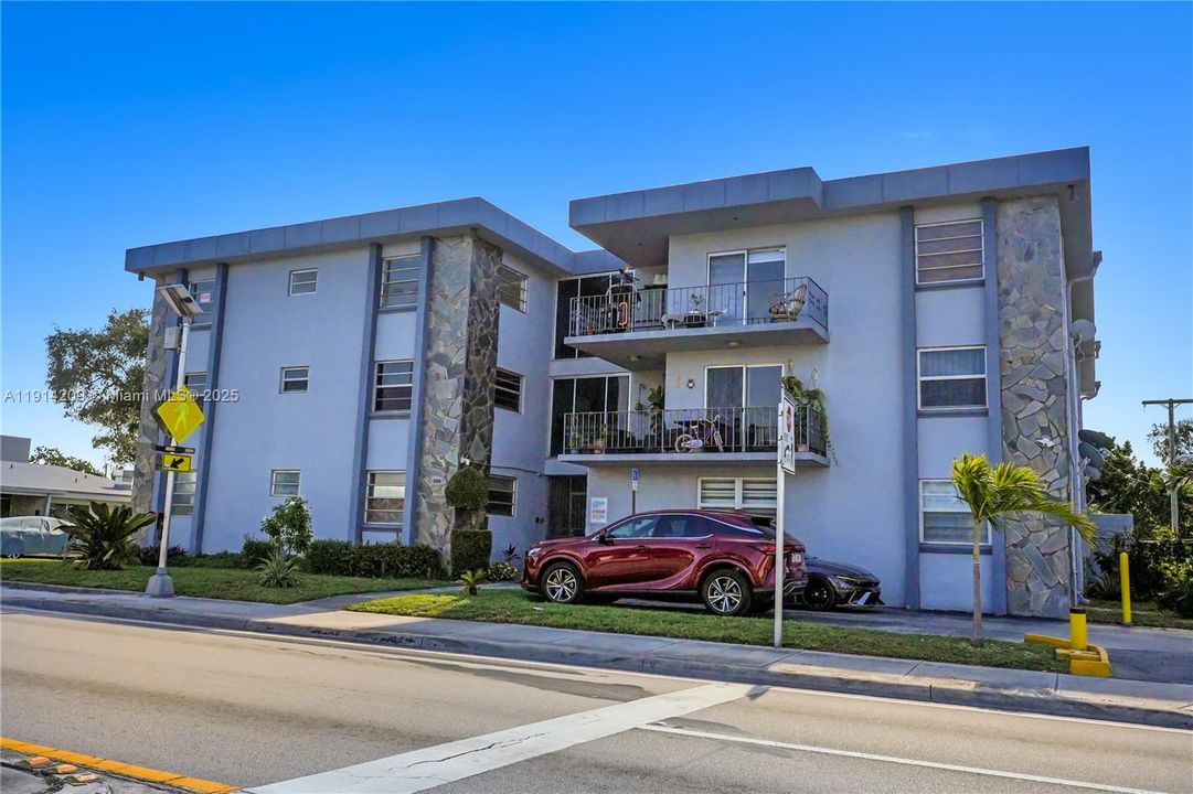 For Sale: $275,000 (2 beds, 1 baths, 680 Square Feet)