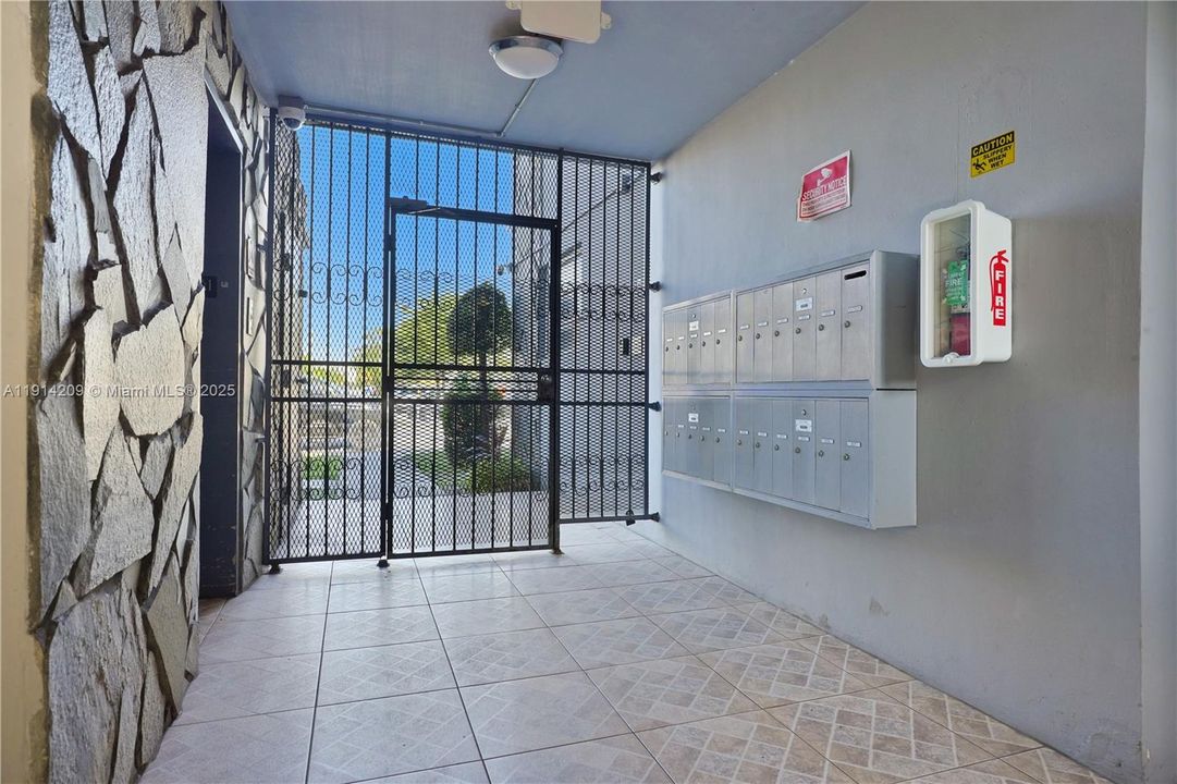 For Sale: $275,000 (2 beds, 1 baths, 680 Square Feet)