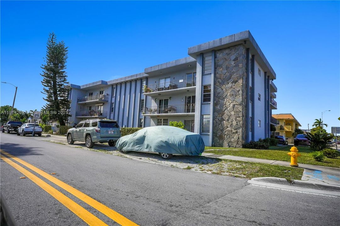 For Sale: $275,000 (2 beds, 1 baths, 680 Square Feet)