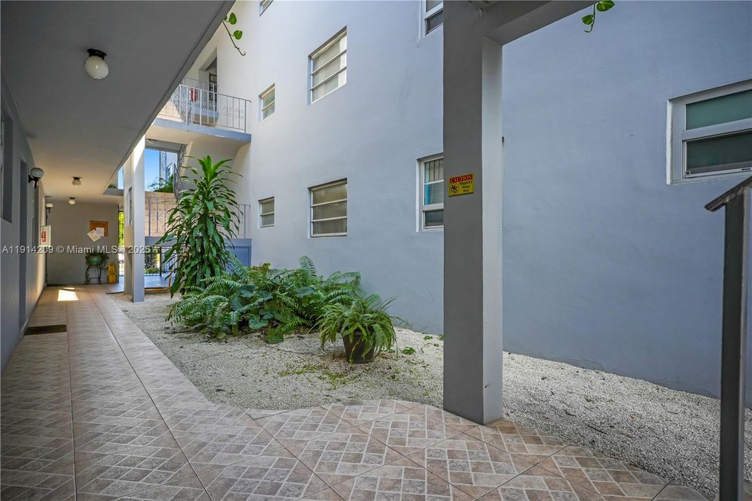 For Sale: $275,000 (2 beds, 1 baths, 680 Square Feet)