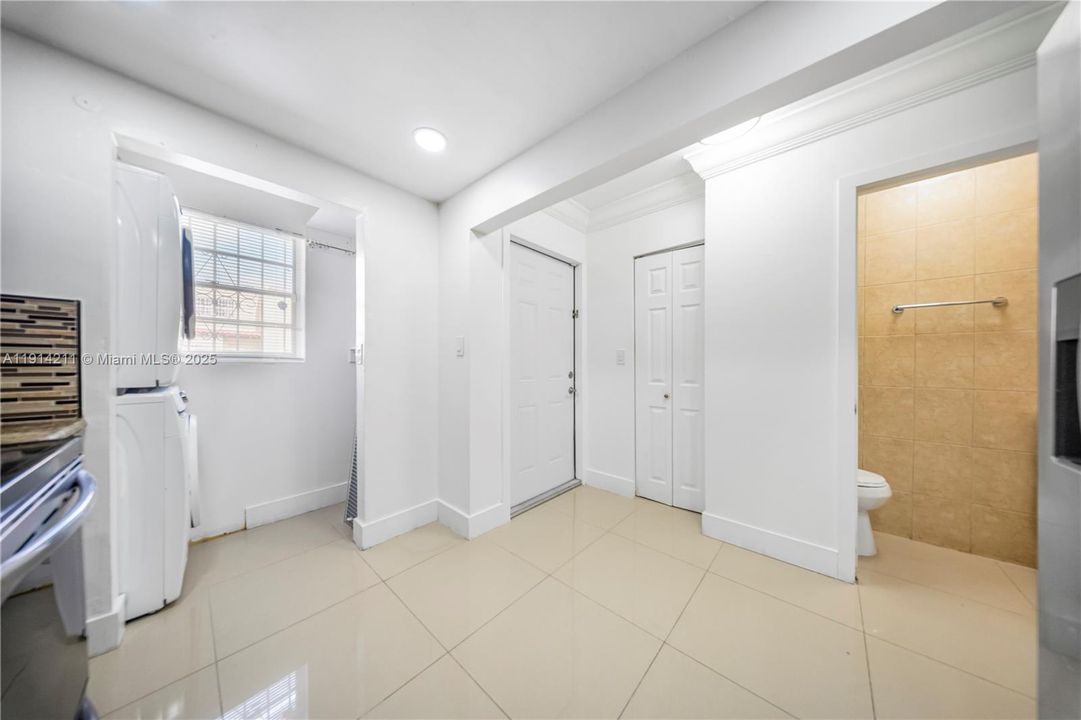 合同活跃: $2,400 (2 贝兹, 1 浴室, 1000 平方英尺)