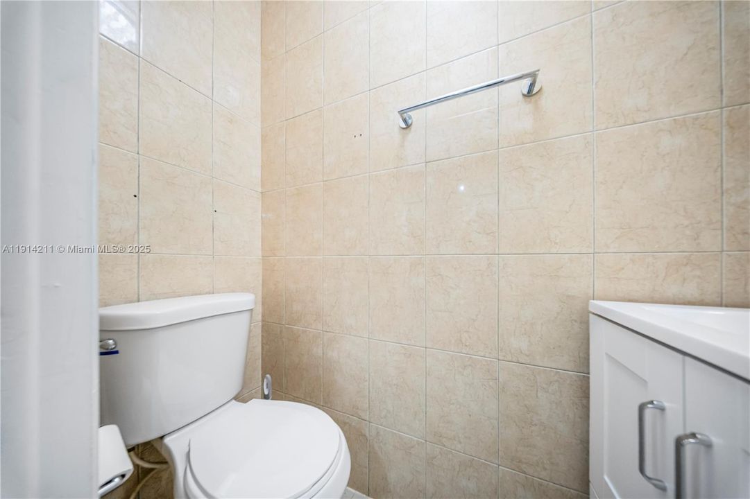 合同活跃: $2,400 (2 贝兹, 1 浴室, 1000 平方英尺)