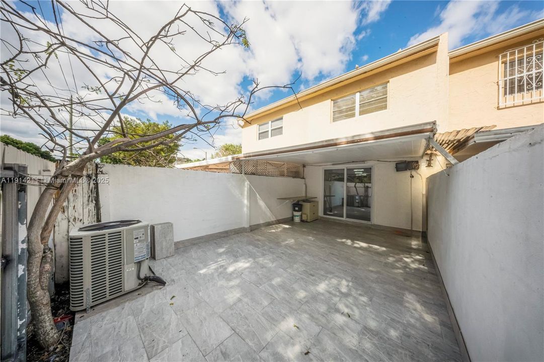 合同活跃: $2,400 (2 贝兹, 1 浴室, 1000 平方英尺)