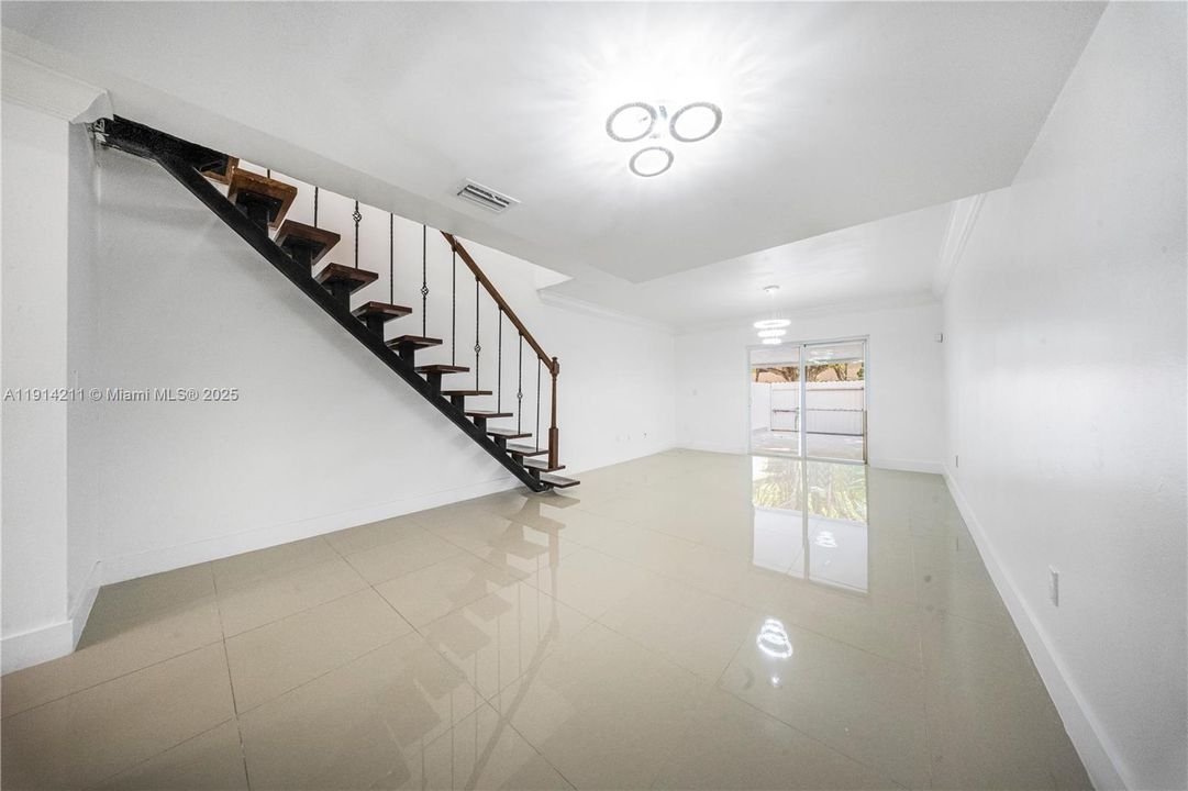 合同活跃: $2,400 (2 贝兹, 1 浴室, 1000 平方英尺)