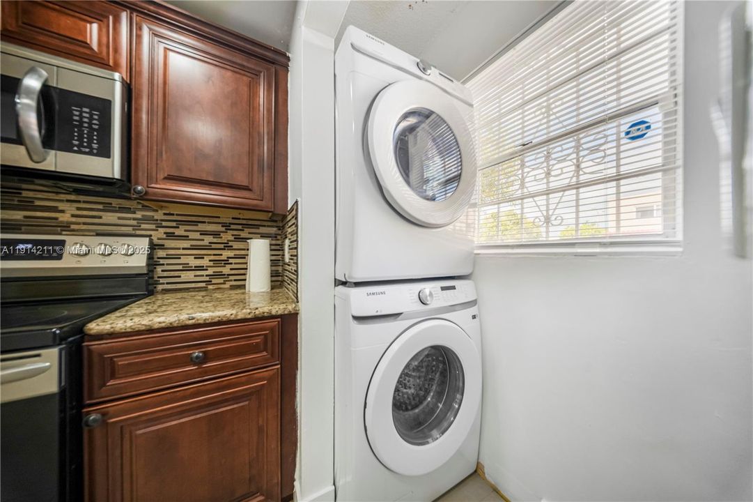 合同活跃: $2,400 (2 贝兹, 1 浴室, 1000 平方英尺)