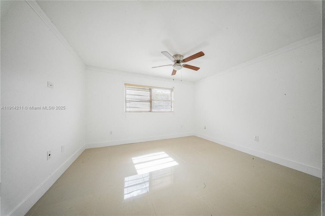 合同活跃: $2,400 (2 贝兹, 1 浴室, 1000 平方英尺)