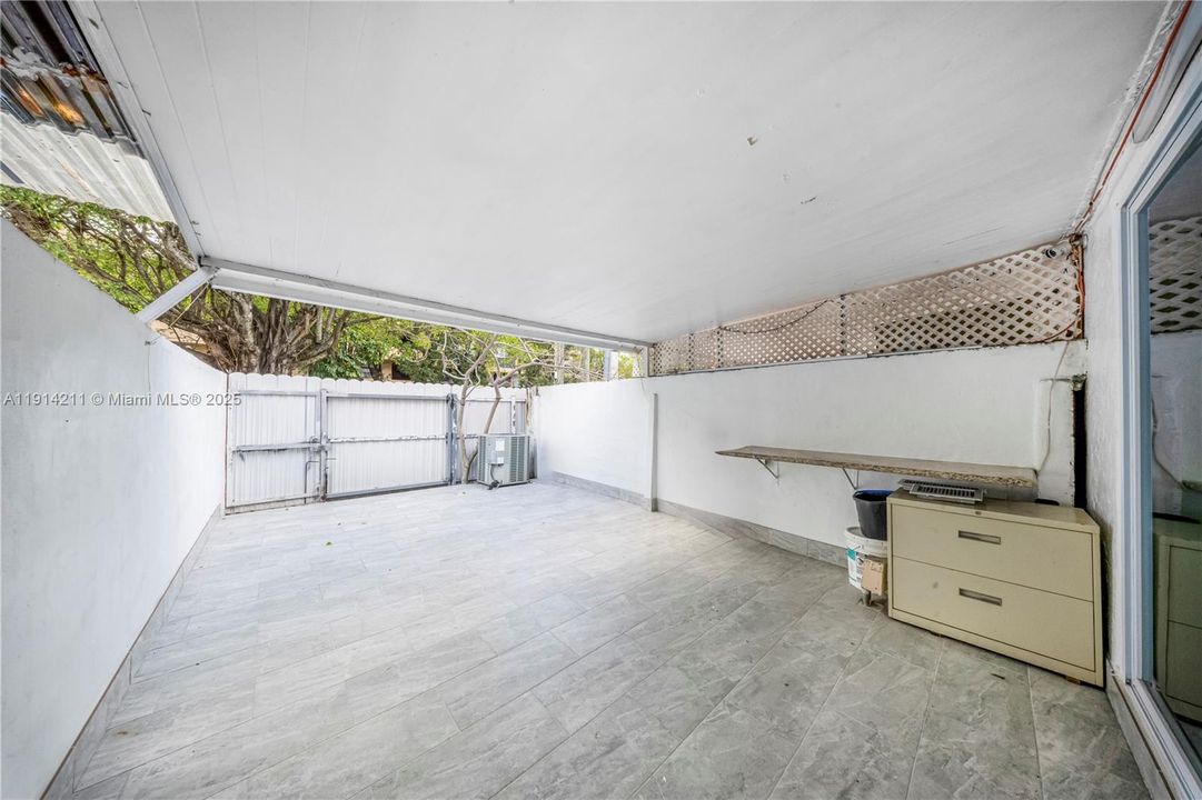 合同活跃: $2,400 (2 贝兹, 1 浴室, 1000 平方英尺)