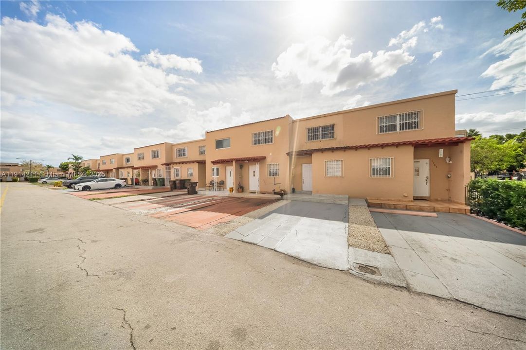 合同活跃: $2,400 (2 贝兹, 1 浴室, 1000 平方英尺)