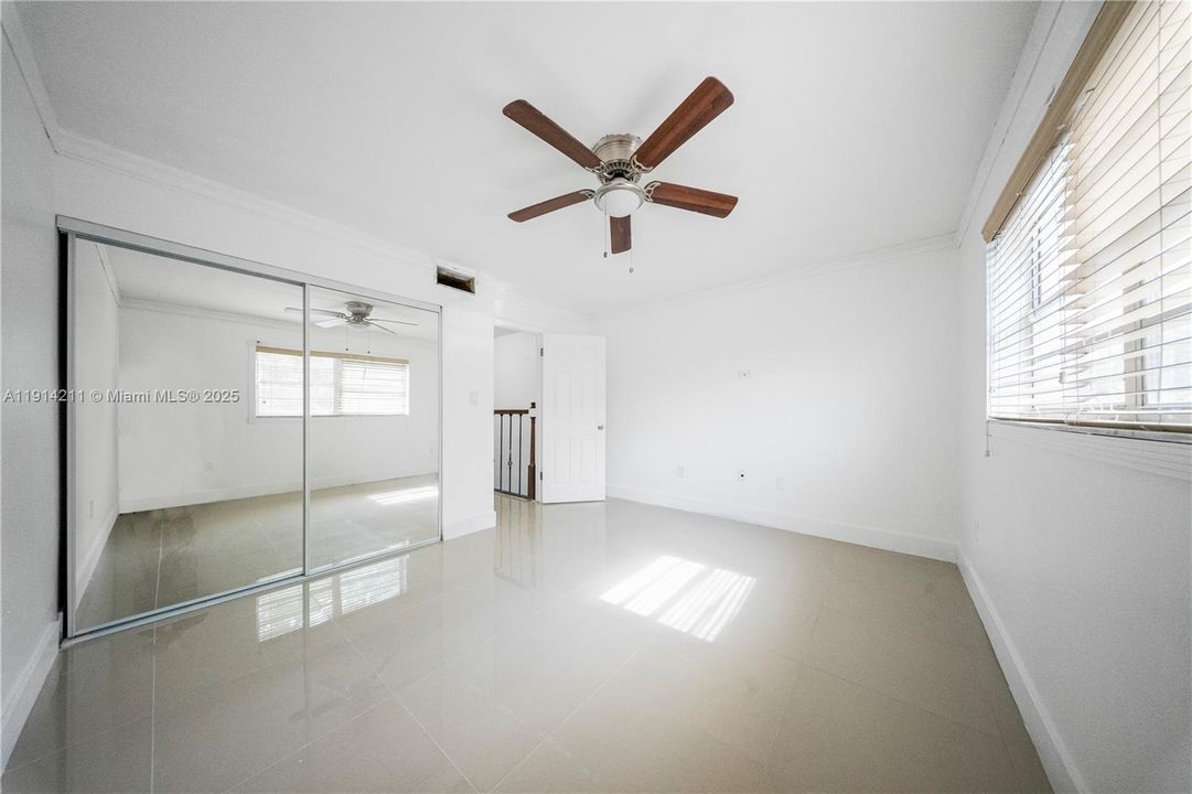 合同活跃: $2,400 (2 贝兹, 1 浴室, 1000 平方英尺)