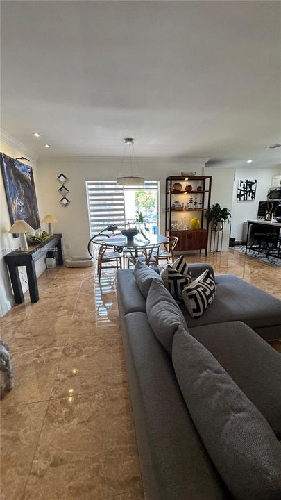 For Sale: $249,999 (1 beds, 1 baths, 715 Square Feet)