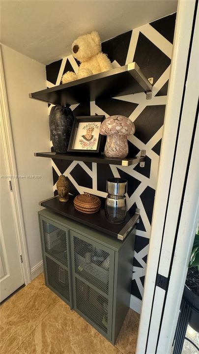 For Sale: $249,999 (1 beds, 1 baths, 715 Square Feet)