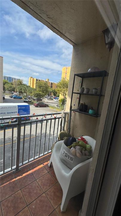 For Sale: $249,999 (1 beds, 1 baths, 715 Square Feet)