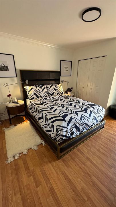 For Sale: $249,999 (1 beds, 1 baths, 715 Square Feet)