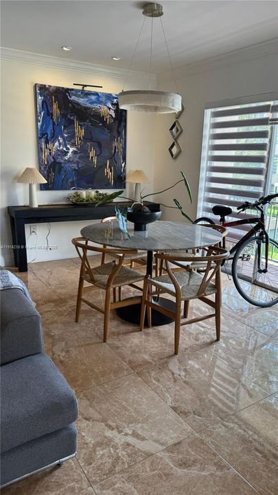 For Sale: $249,999 (1 beds, 1 baths, 715 Square Feet)