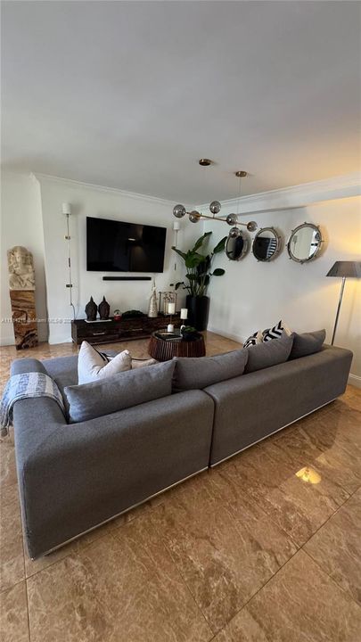 For Sale: $249,999 (1 beds, 1 baths, 715 Square Feet)