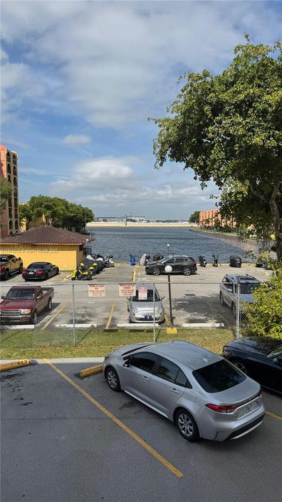 For Sale: $249,999 (1 beds, 1 baths, 715 Square Feet)