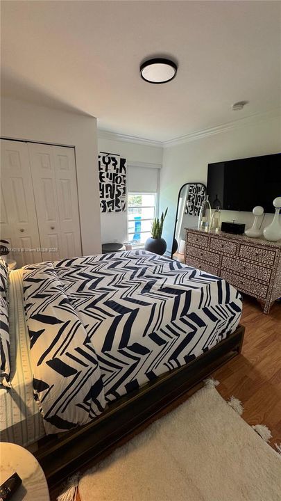 For Sale: $249,999 (1 beds, 1 baths, 715 Square Feet)