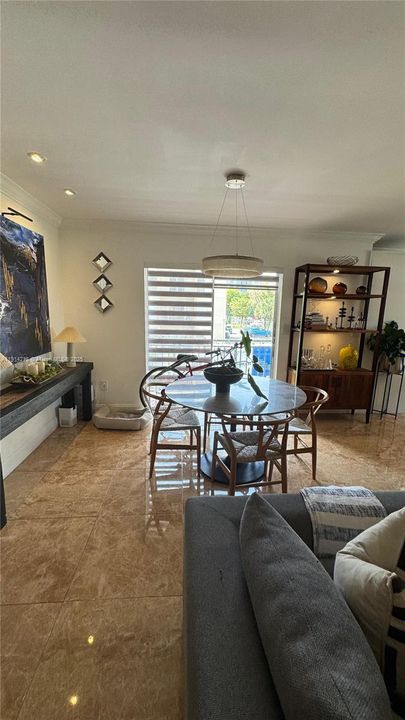 For Sale: $249,999 (1 beds, 1 baths, 715 Square Feet)